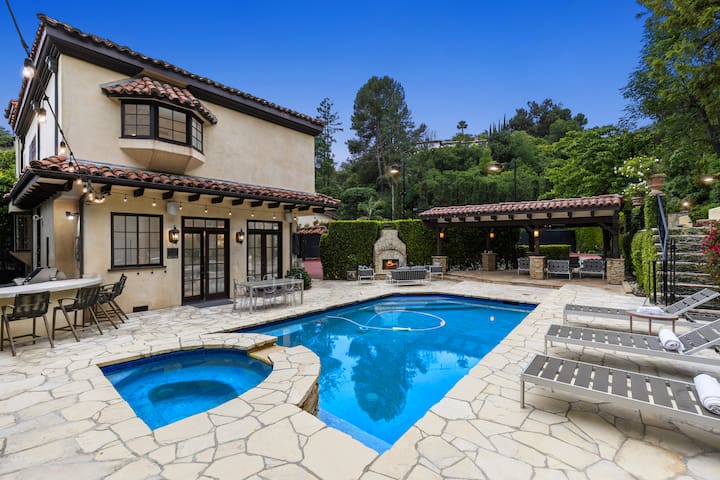 Abington: Stunning BH Oasis w/ Pool & Tennis Court