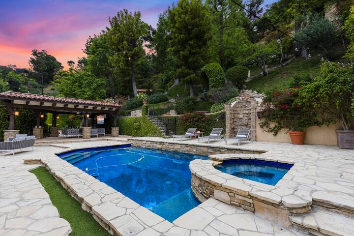 Abington: Stunning BH Oasis w/ Pool & Tennis Court gallery image 4