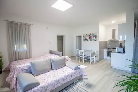 Popular Airbnb listing: Studio apartment Bruna in Pobri