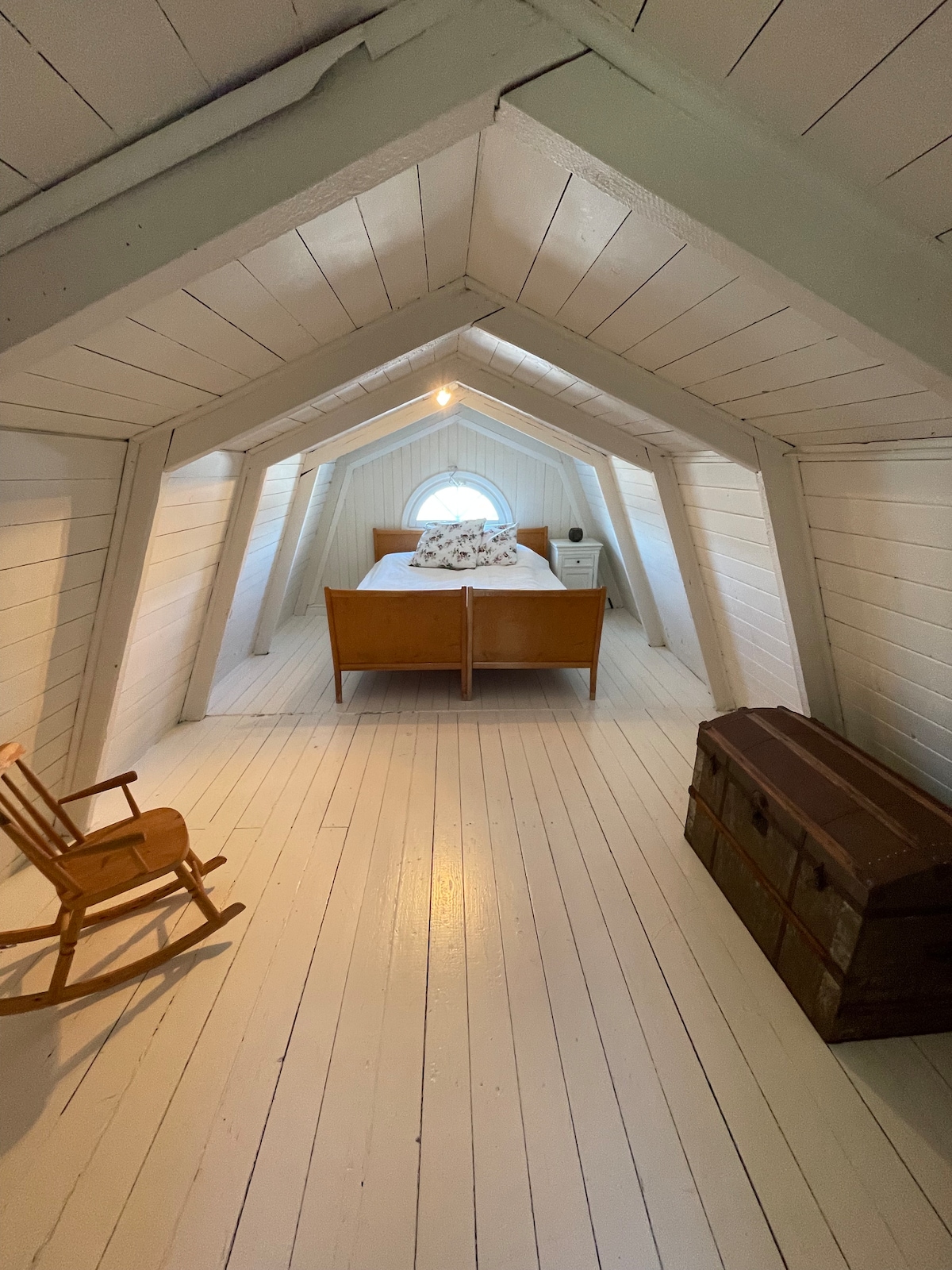 ห้องนอนน่าอยู่ในห้องใต้หลังคาของอาคารเสริม