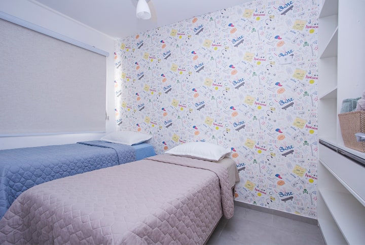 صورة الربع الثاني قبل التحديث. تحتوي البيئة حاليًا على سرير مزدوج، مما يوفر المزيد من الراحة والتطبيق العملي للأزواج أو الضيوف الذين يفضلون هذا النوع من أماكن الإقامة