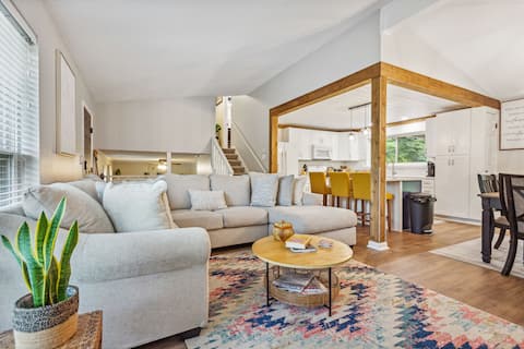 A Relaxing Downtown Roswell Home