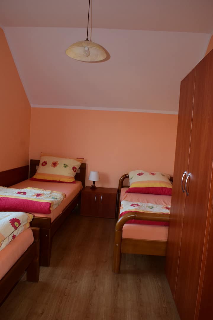 غرفة نوم II
3 أسرّة مفردة