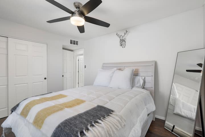 Sehemu yenye starehe na starehe yenye godoro kubwa.  