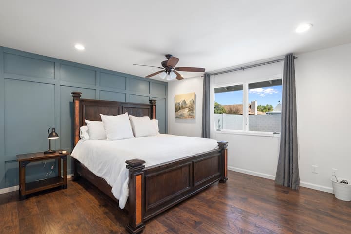 Mtindo wa chumba! Kitanda cha kifahari na godoro hufanya usingizi wa usiku uwe wa starehe sana.  Chumba chenye nafasi kubwa sana chenye dirisha kubwa linaloangalia bwawa.  Bafu la chumbani hutembea kwenye kabati na televisheni mahiri inakamilisha sehemu hiyo. 