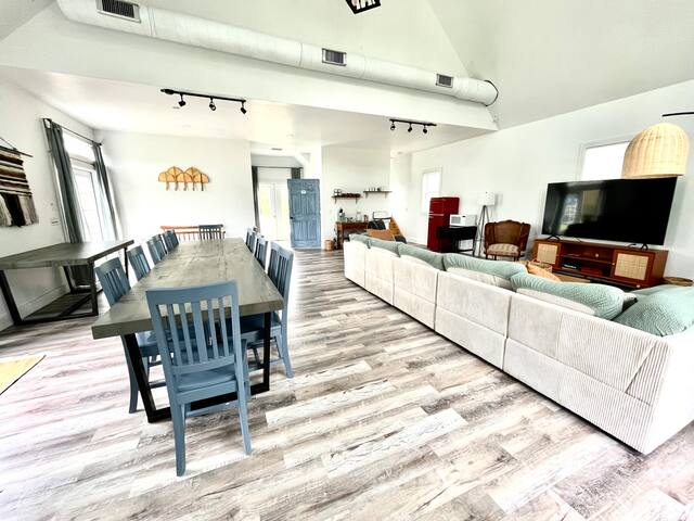 5 Bedroom, newly updated home gallery image 2