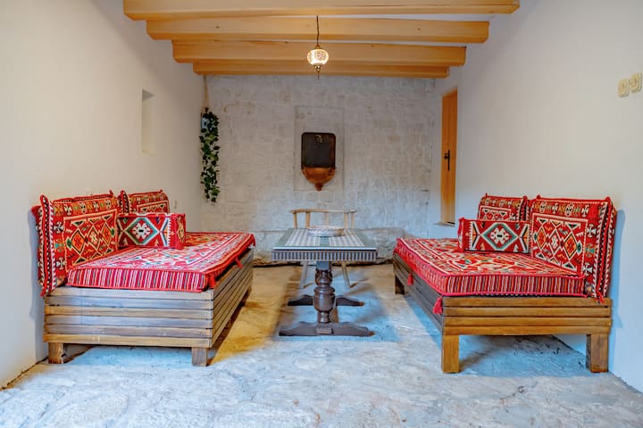 Prostor za sjedenje s orijentalnim sofama.