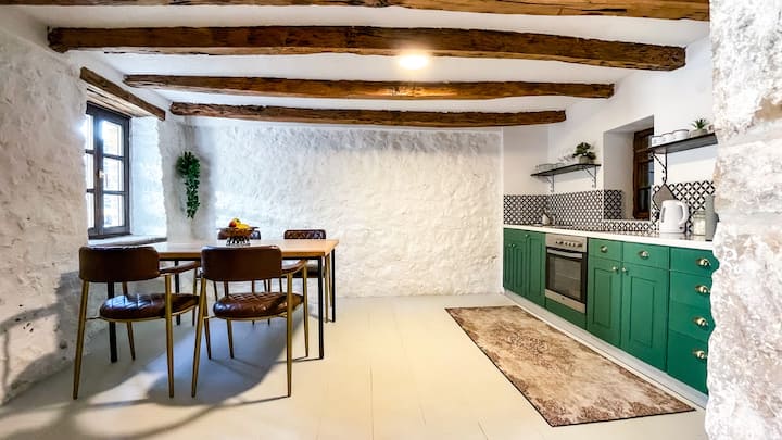 Kuhinja opremljena frižiderom, šporetom, kuhalom za vodu, priborom za jelo, loncima, tavama i opremom za roštilj. 