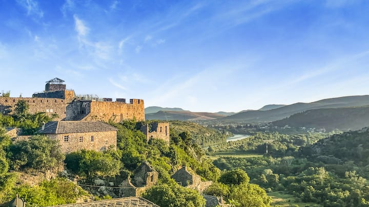 Pogled s terase s pogledom na Kapljinu i rijeku Neretvu. 