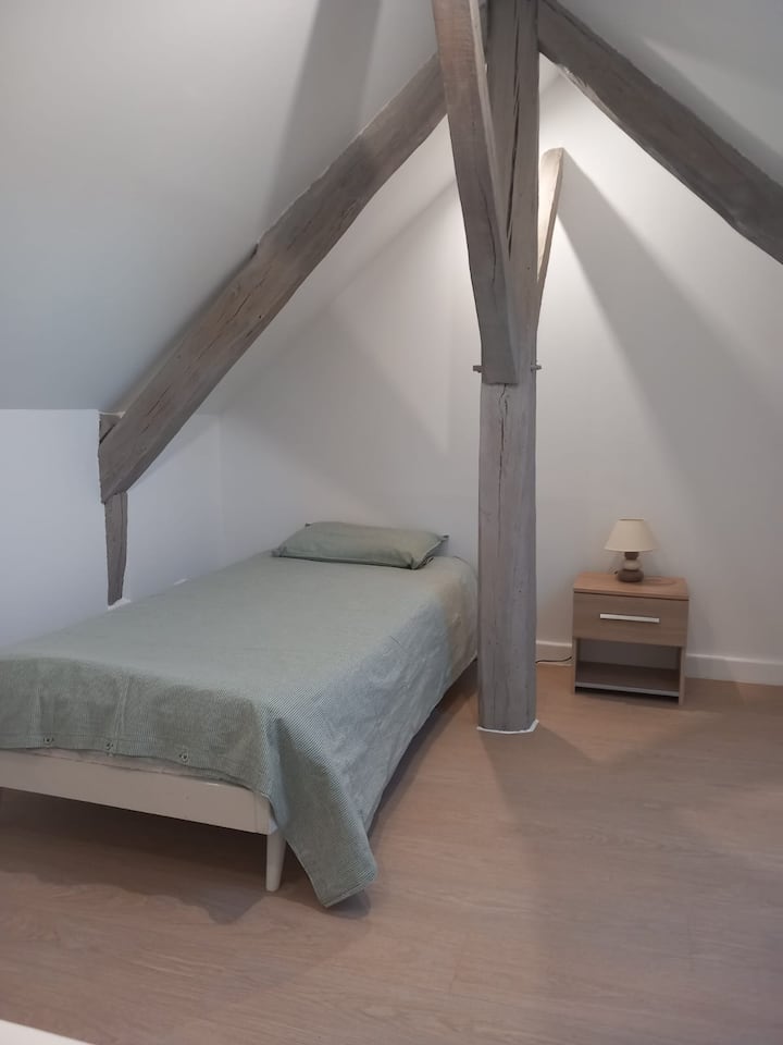 Slaapkamer 3 Gezellige kamer op zolderkamer. Om hier toegang toe te krijgen, moet je een ladder naar zolder beklimmen. 