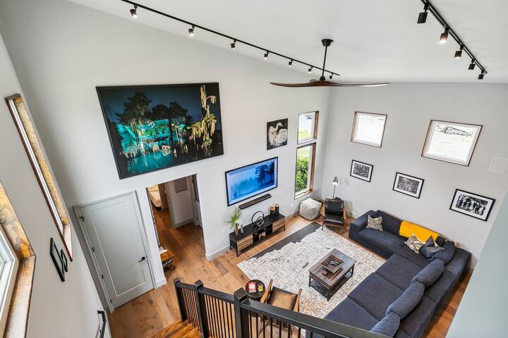 Modern Oasis with Heated Pool and Infared Sauna gallery image 5