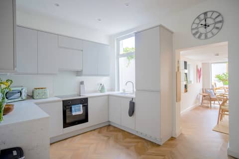 Holywood Townhouse - Modern and Spacious