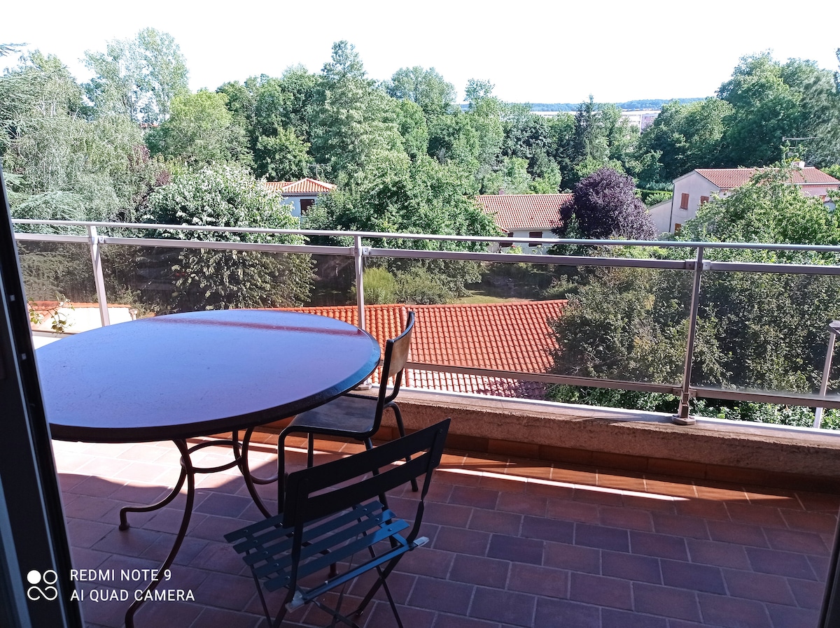 Propriété Airbnb réussie: Hyper center, very quiet. à Issoire