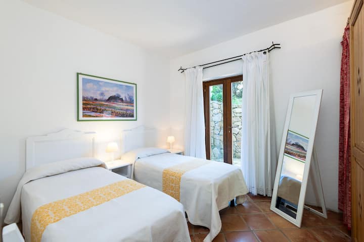 Kreveti za jednu osobu mogu postati bračni krevet na zahtjev. Soba je opremljena prostranim ormarom, uključujući vrata namijenjena glačalu i dasci za glačanje.  Kupaonica je susjedna, a francuska vrata omogućuju izravan pristup vrtu.