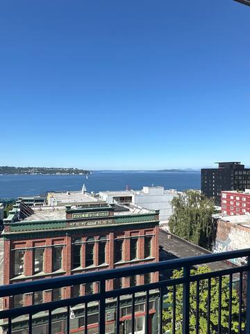 Belltown Court Penthouse gallery image 3