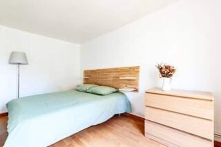 ห้องนอน 1 

> เตียงนอนสบาย 160 * 200

> พื้นที่เก็บ

ของ > หน้าต่างถนนเงียบสงบกระจก 2 ชั้น

> ปิดด้วยประตู

> ม่านทึบแสง

> เครื่องทำความร้อน

> สิ่งที่มีให้สำหรับผู้เข้าพักของเรา:
ผ้าปูที่นอนและผ้าขนหนูสำหรับอาบน้ำ 