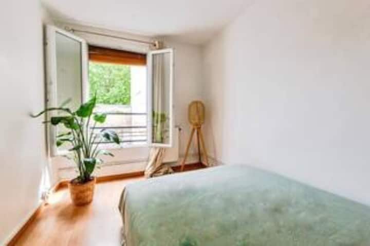 ห้องนอน 2 

> เตียงนอนสบายขนาด 140 * 200

> พื้นที่เก็บ

ของ > หน้าต่างบนดาดฟ้ากระจก 2 ชั้น

> ปิดด้วยประตู

> ม่านทึบแสง

> เครื่องทำความร้อน

> สิ่งที่มีให้สำหรับผู้เข้าพักของเรา:
ผ้าปูที่นอนและผ้าขนหนูสำหรับอาบน้ำ 