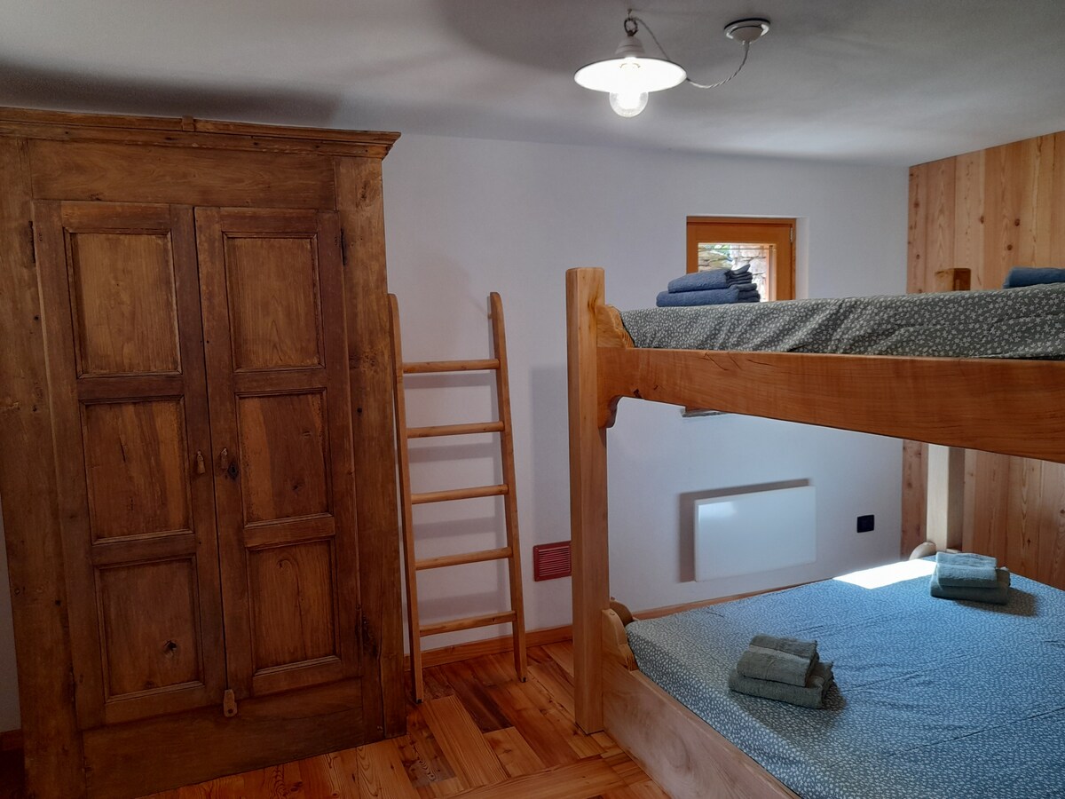 Dormitorio: armario de madera y litera doble. 