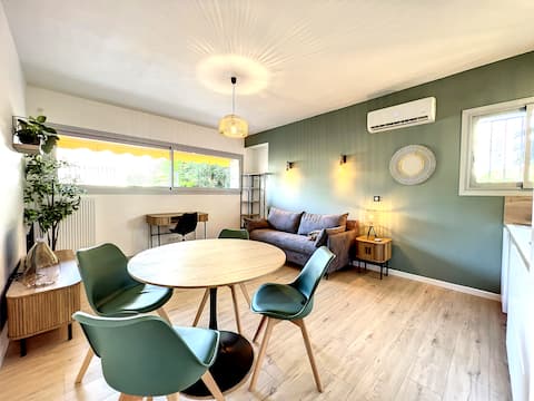 Annonce Airbnb populaire: Bright Studio in a Residence with Pool à Antibes