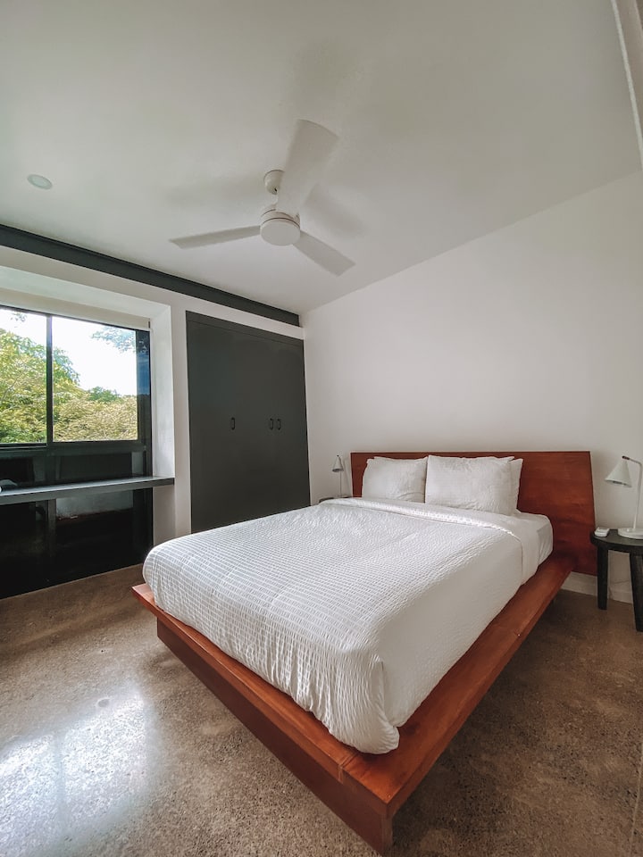 בחדר השינה השני יש מיטת קווין סייז, ארון ופינת עבודה.