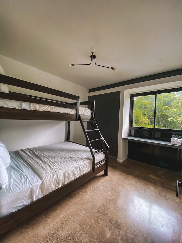 בחדר השינה השלישי יש מיטה זוגית.