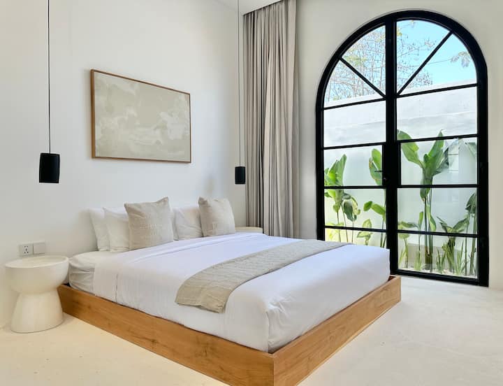 客房配有双人床、衣柜、花园景观和套房浴室