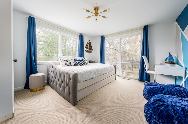 Chumba cha kulala cha Malkia na trundle pacha. Pia ina mlango wa kuteleza kwa staha ndogo. 