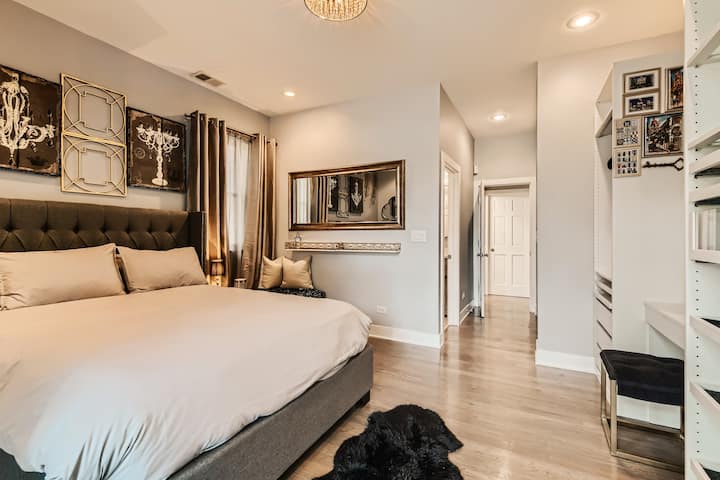 Spavaća soba s pripadajućom kupaonicom i policama u ormaru i taštinom. 