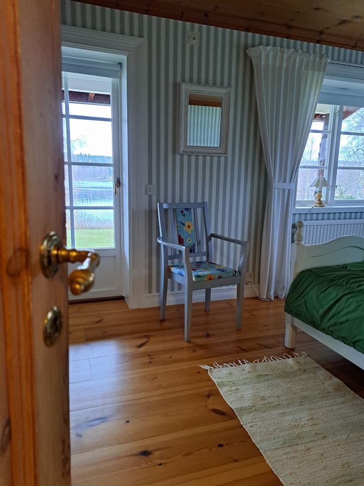 Det store soveværelse med en dobbeltseng 2 dele en 90 cm og fjederbund. Adgang til 3 garderobeskabe 
Balkondør fra soveværelset, direkte ud til den overdækkede terrasse og udsigt mod Svärdsjön.
