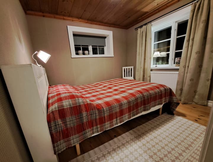 Soveværelse med dobbeltseng 2*80 cm springbundssenge og sengemadrasser. 3 garderobeskabe med hylder, bøjler til tøj.
Mørklægningsgardiner samt lange gardiner til at trække vinduet i. 