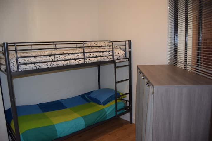 חדר "ילדים" עם 2 מיטות