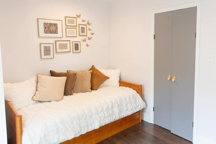 سرير مزدوج مع سرير مزدوج متحرك تحته. 