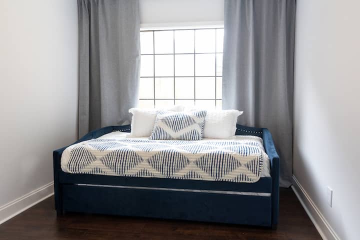 سرير مزدوج مع سرير مزدوج متحرك تحته. 