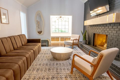 Entire Home: styled, cozy, & near the town center