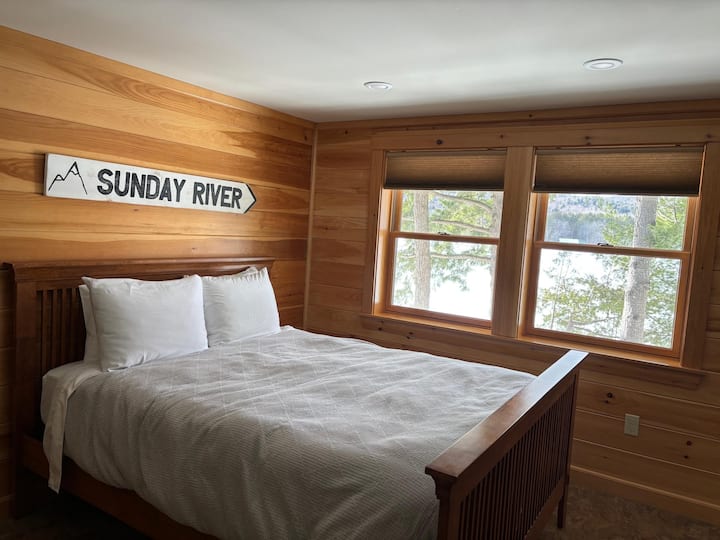 主卧配备标准双人床，可俯瞰湖景