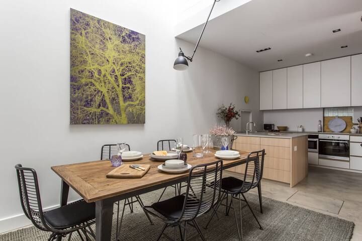 Architect-Designed Mews House gallery image 4