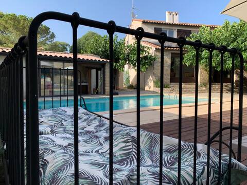 Spacious Villa, swimming pool between vineyards and scrubland