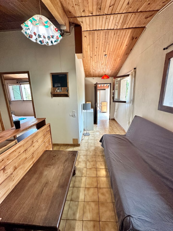 dnevni boravak s cliclacom (140x200) i pogledom na zatvorenu terasu