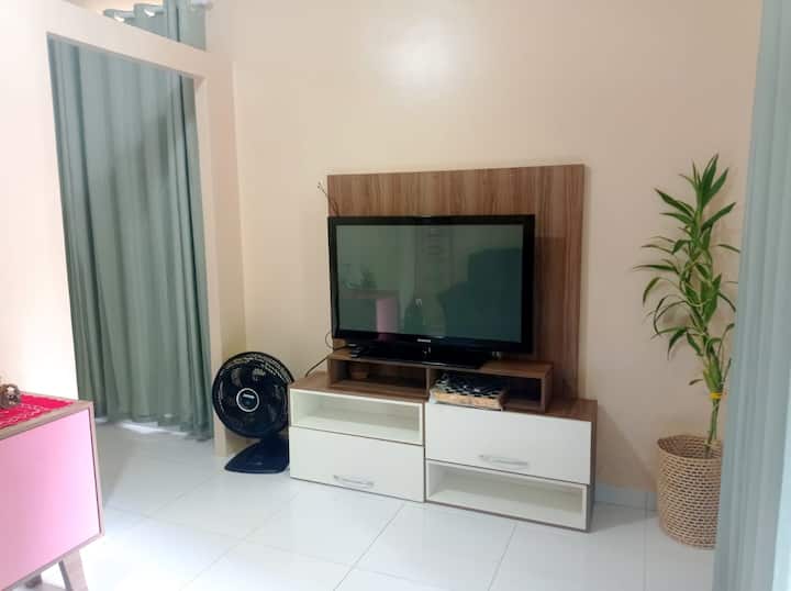 ตรงทางเข้าบ้านเรามีห้องนั่งเล่นซึ่งมีโซฟาและทีวี 3 ที่นั่ง นอกจากนี้เรายังมีโบรชัวร์ที่มีกฎของที่พักและการแนะนำทัวร์ 