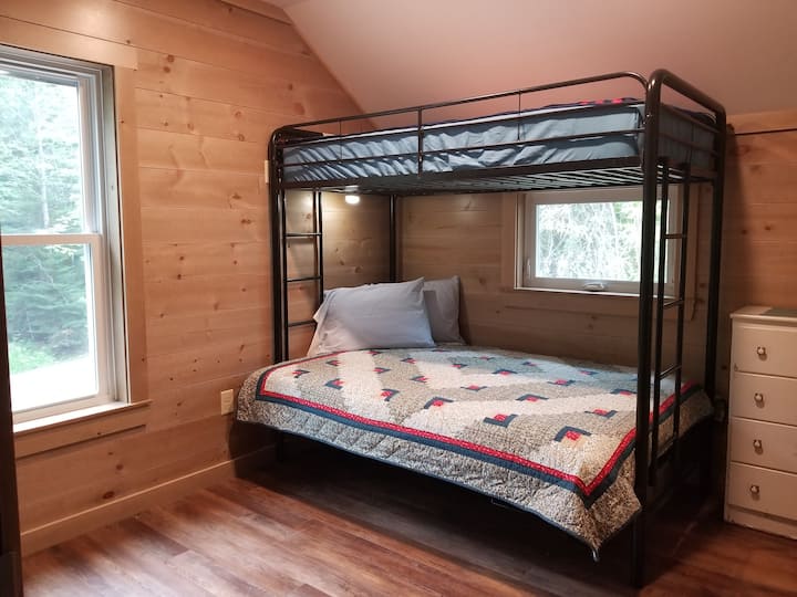 Chambre superposée, lit superposé avec lit double en bas, lit jumeau sur le dessus