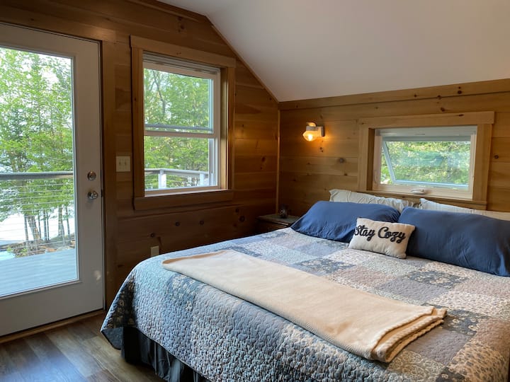 Chambre principale, lit King Size, porte donnant sur le balcon