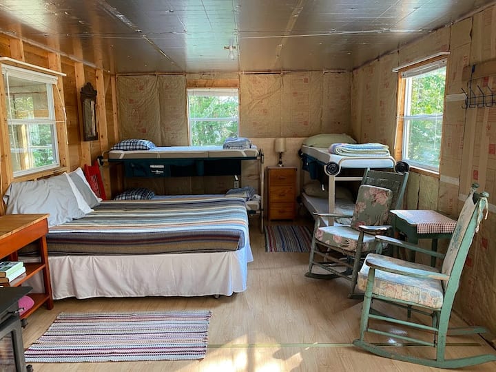 Cabane pour les voyageurs, zone de couchage avec un lit double et deux lits superposés pour lit disc-O-Bed