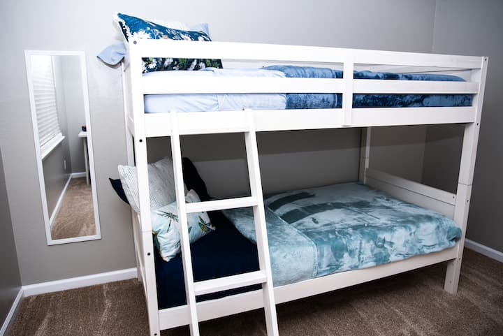 Dječja soba s bračnim krevetima na kat.