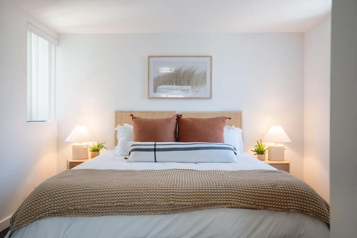 غرفة النوم الأنيقة الثانية ذات الألوان الترابية الناعمة
