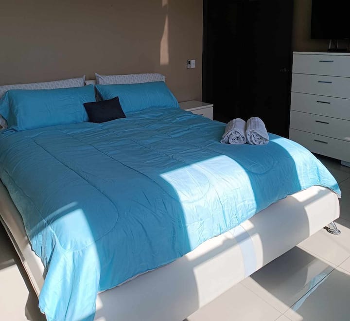 ห้องนอนใหญ่มีเตียงขนาดคิงไซส์ห้องน้ำภายในห้องนอนตู้เสื้อผ้าแบบเดินได้ทีวีเครื่องปรับอากาศสำหรับอากาศหนาวและร้อน