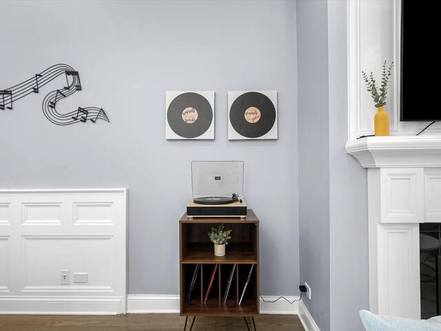 Entire house w/ free parking, close to Wrigley! gallery image 5