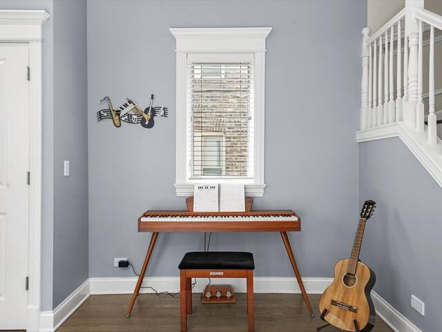 Entire house w/ free parking, close to Wrigley! gallery image 2