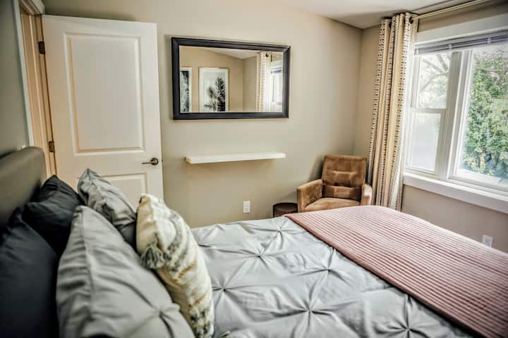 ห้องนอนขนาดควีนไซส์ชั้นบนมองเห็นสระว่ายน้ำ