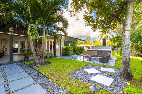 Glam Style: Jacuzzi, Grill, 4 Canal-side Bedrooms