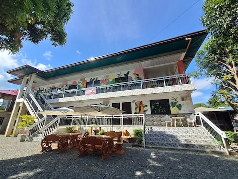 2BR/1BA for 10: 25mins to Patar Beach, with Pool